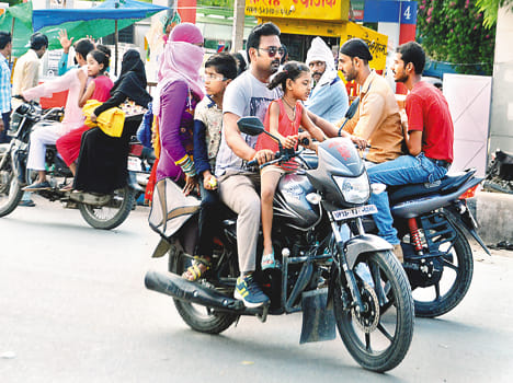 people does not wear helmet