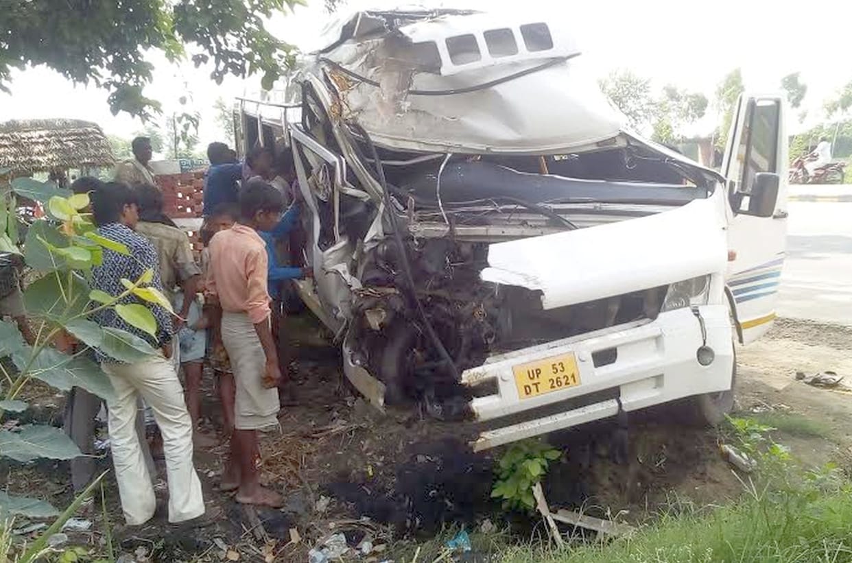 Minibus crashed into a tree, killing old woman