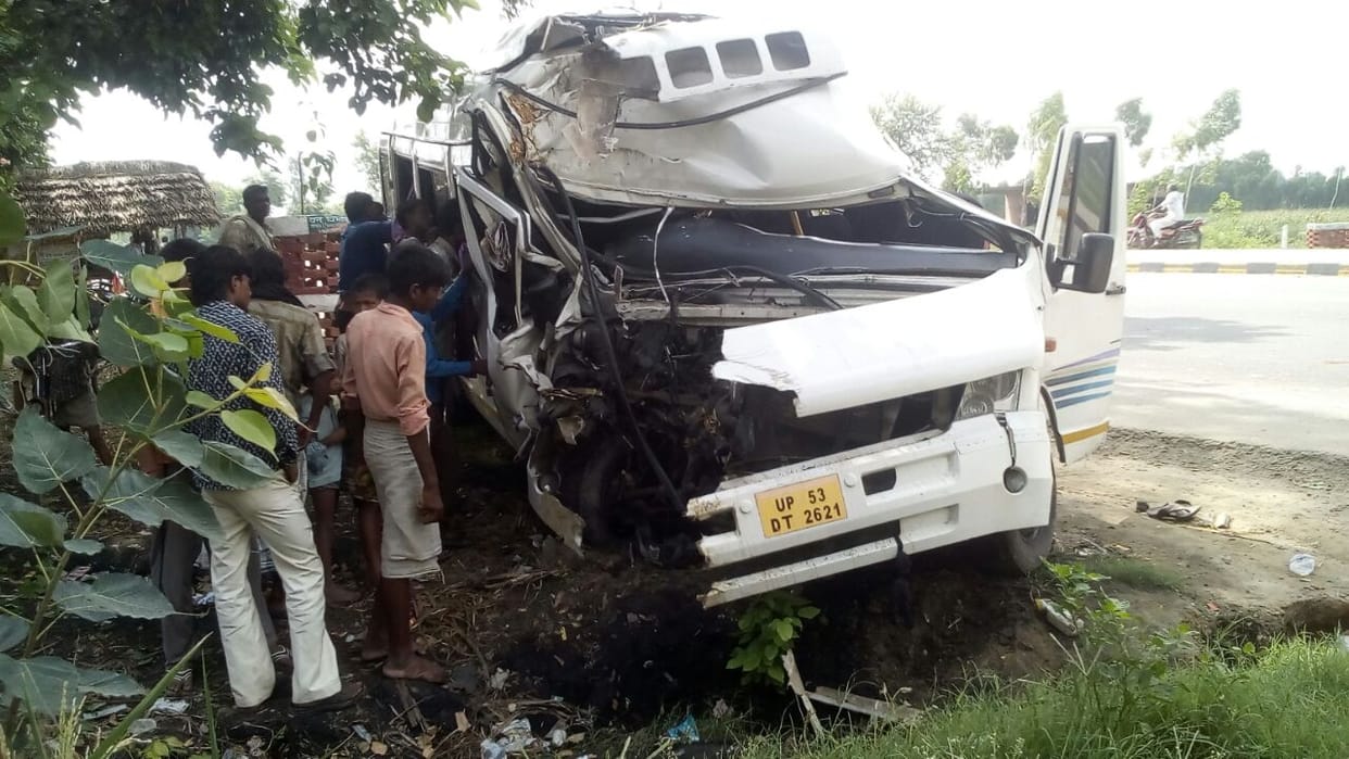 many injured mini accident in faizabad