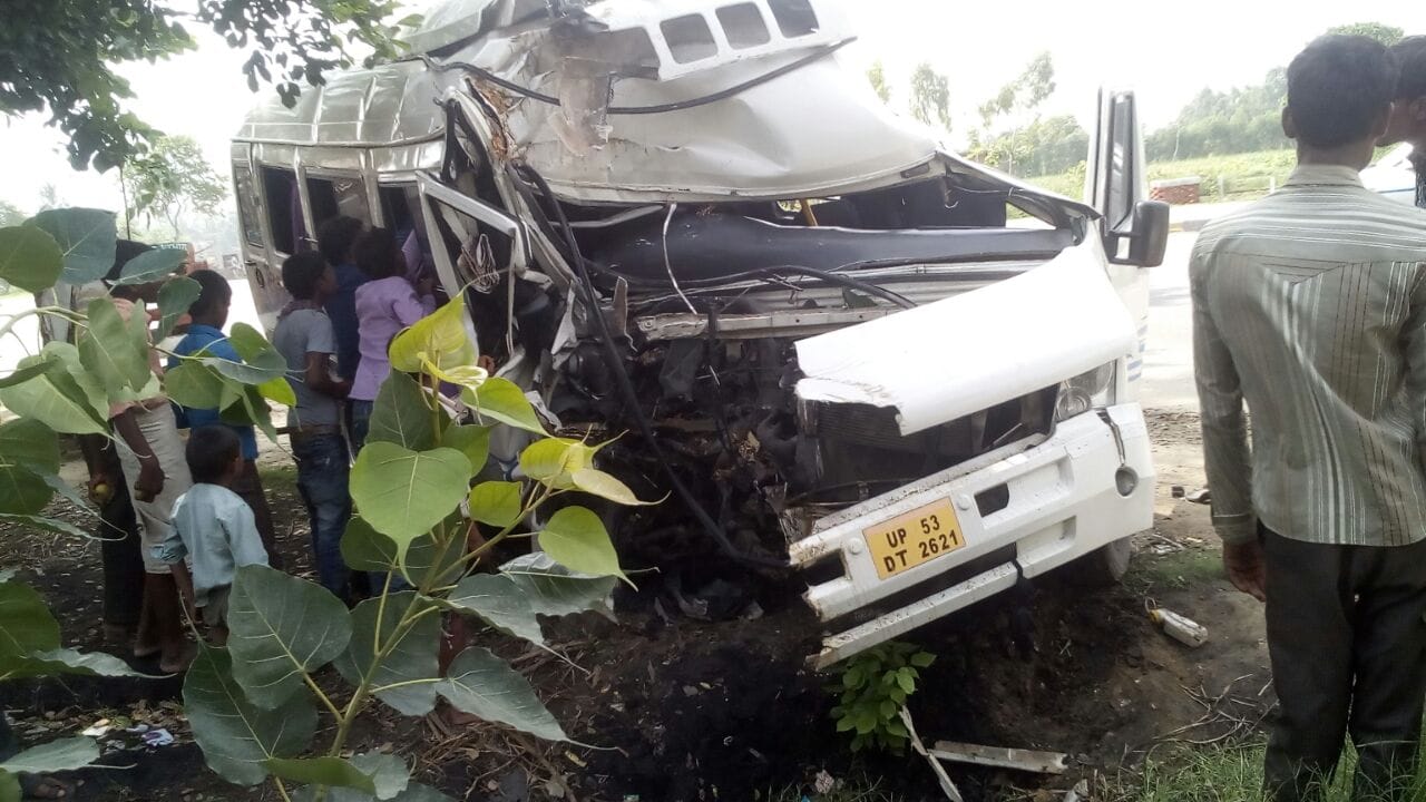 many injured mini accident in faizabad