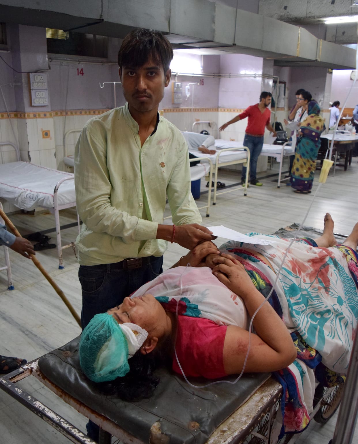 The driver came to nap , divider bus collided Kravd temple upturned, 40 injured