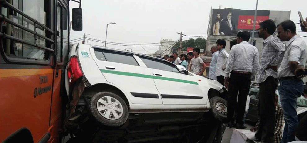 Cluster bus collision killed a dozen vehicles, the driver fled after the incident just jumping