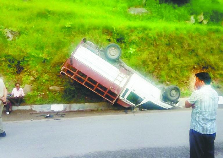 jeep accident, 20 injured