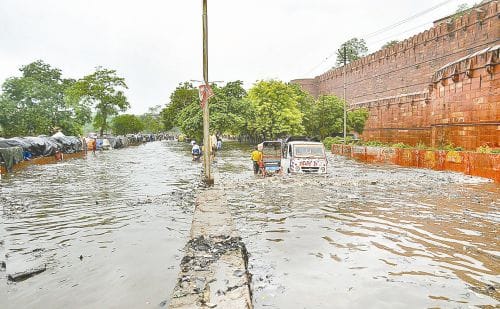 Water-filled streets in front of the Taj and fort