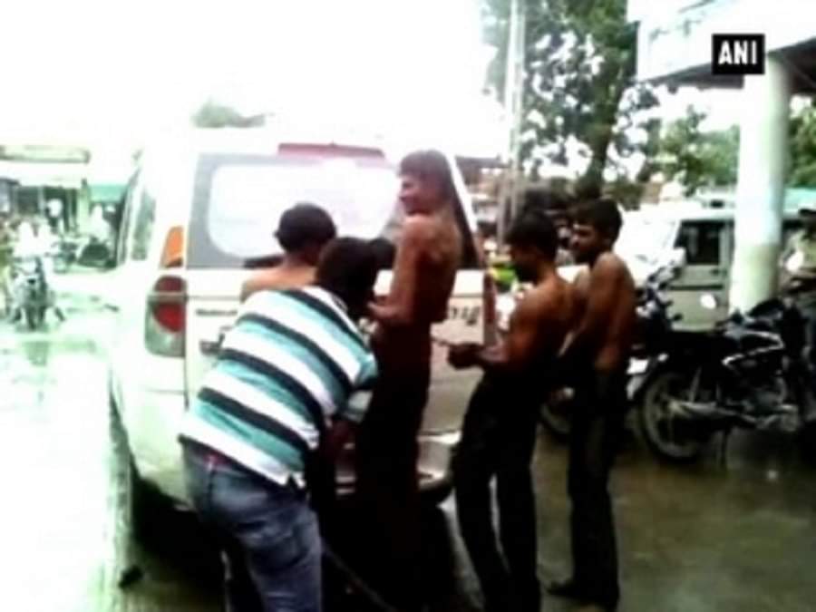 तस्करों की पिटाई