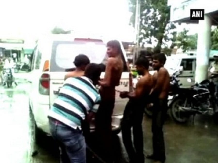 तस्करों की पिटाई