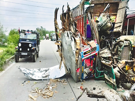 Rammed into the truck parked truck, driver killed