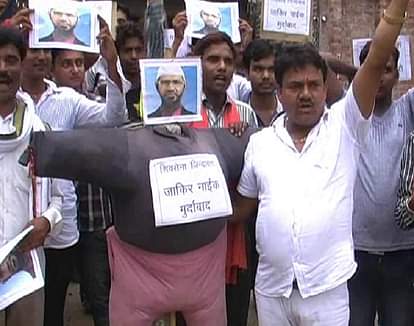 shiv sena workers burnt effigies of jakir naik