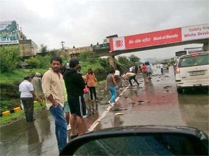 fish rain on mumbai pune expressway