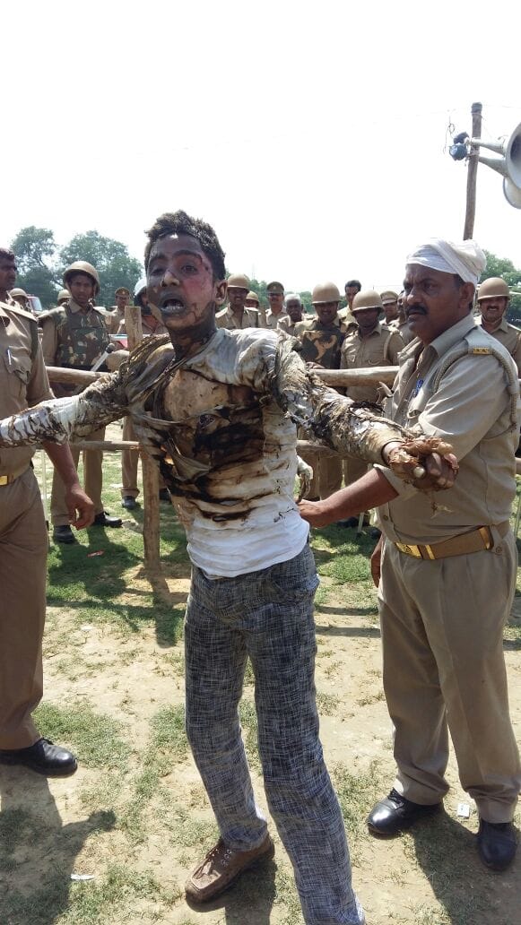 youth  Poured petrol on himself in ghazipur