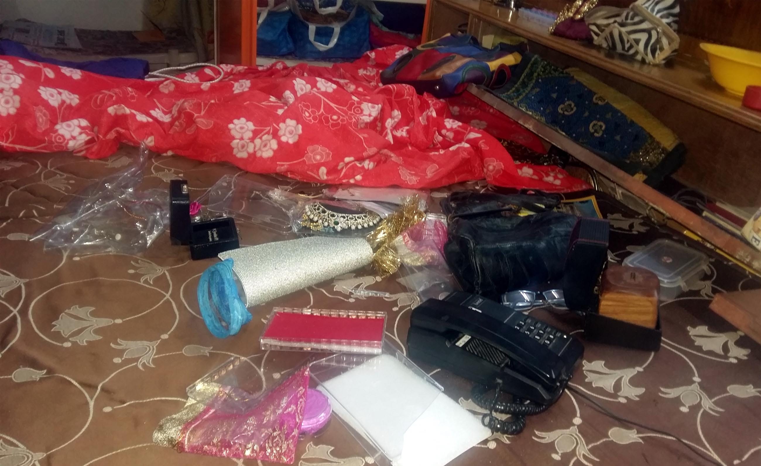loot in bhel senior DGM house.