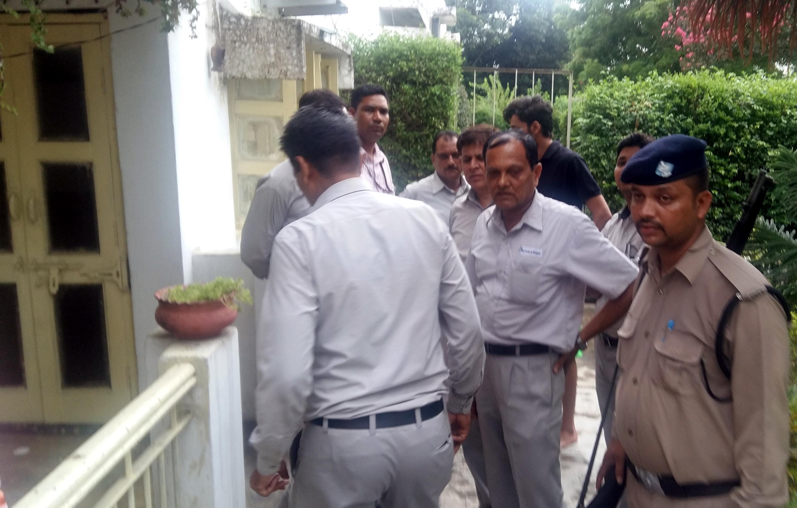 loot in bhel senior DGM house.