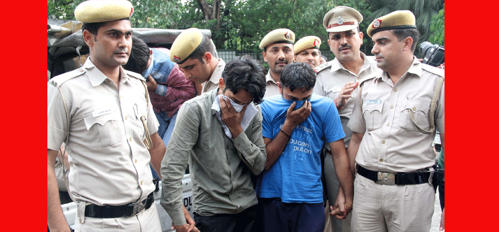 Petrol pump manager 25 thousand rupees, bike robbed