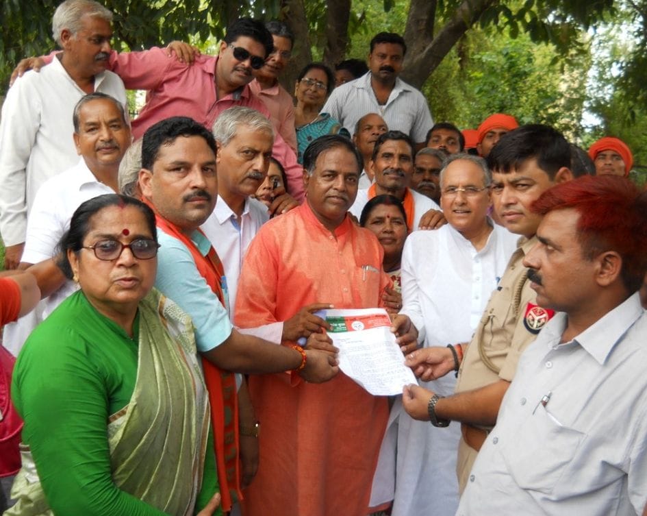 BJP workers and Bicwan police cordon Bhoganv