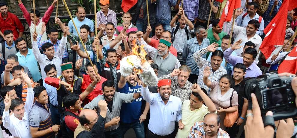 CPIM activists burn cm virbhadra singh effigy