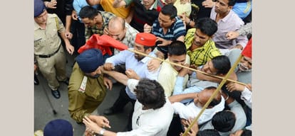 CPIM activists burn cm virbhadra singh effigy