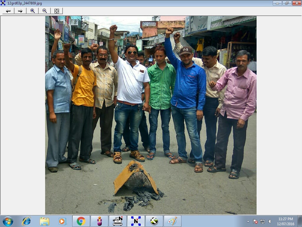 Electricity workers picketing