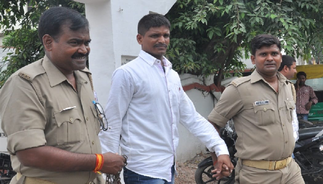 Prisoner escape from court, constables caught him again