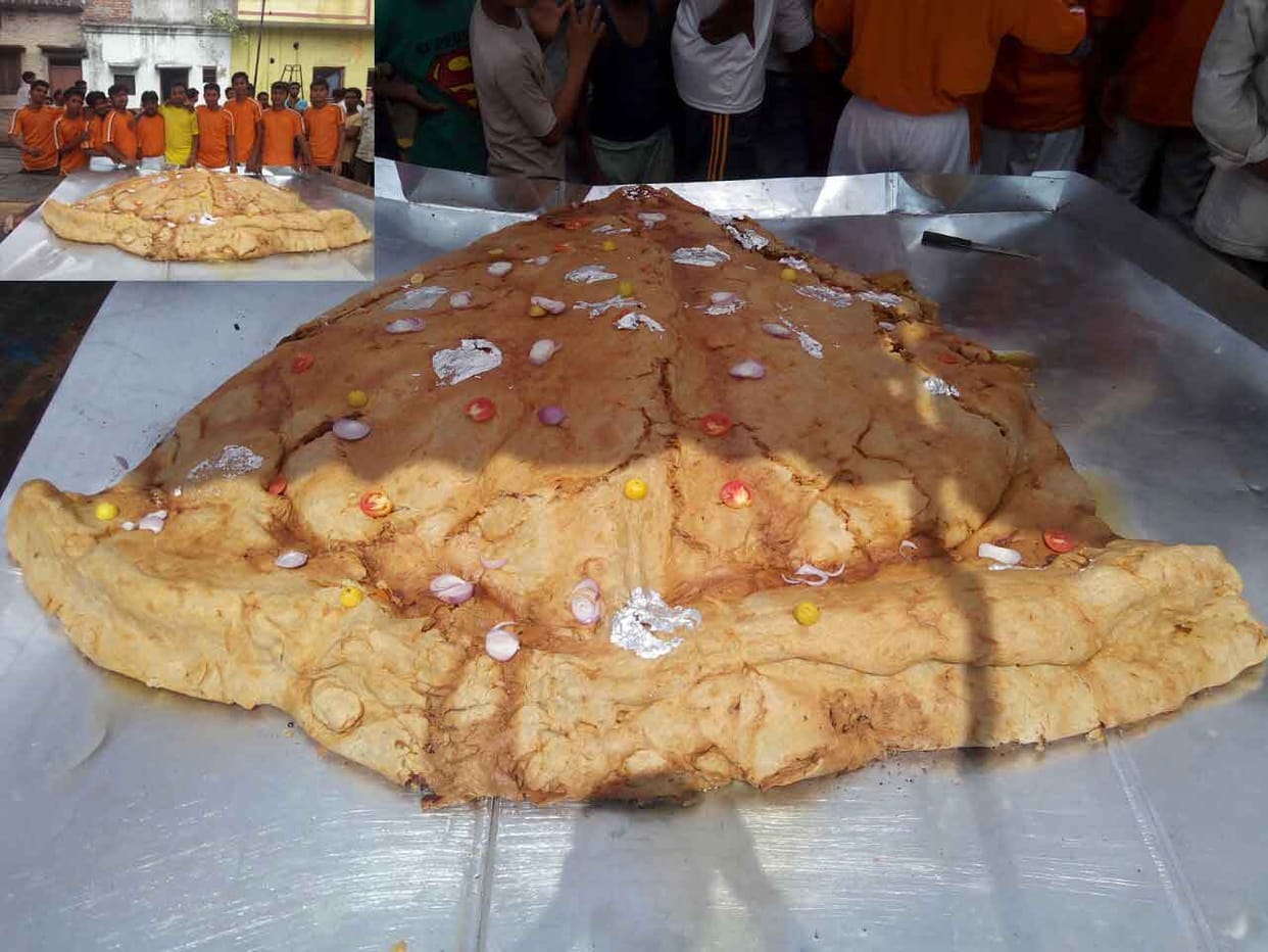 bigger samosa made in uttar pradesh's district mahrajganj
