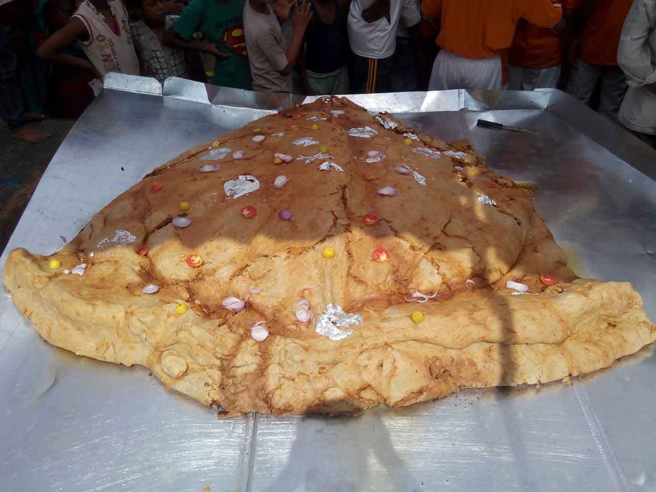 bigger samosa made in uttar pradesh's district mahrajganj