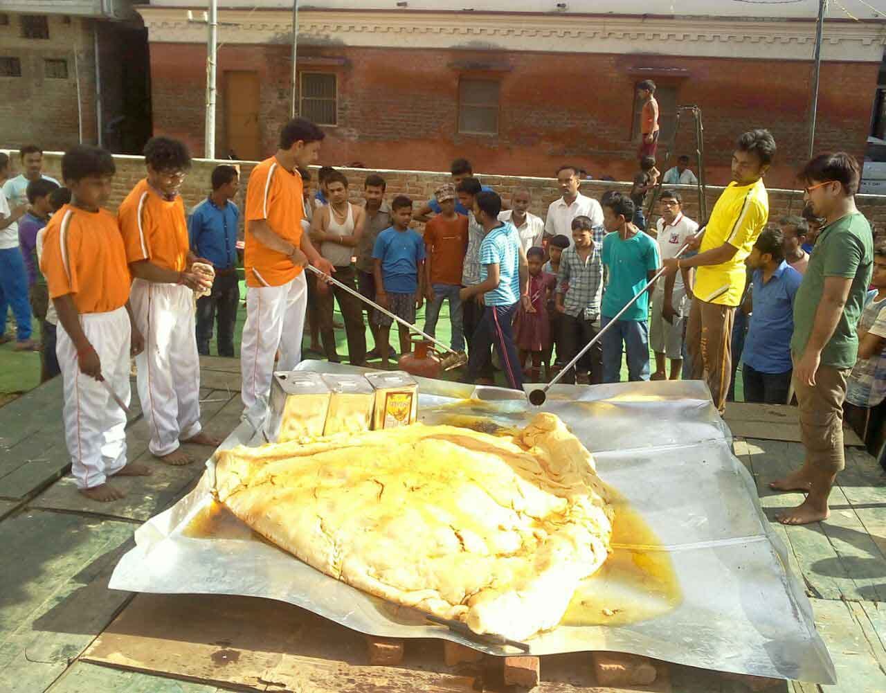 bigger samosa made in uttar pradesh's district mahrajganj