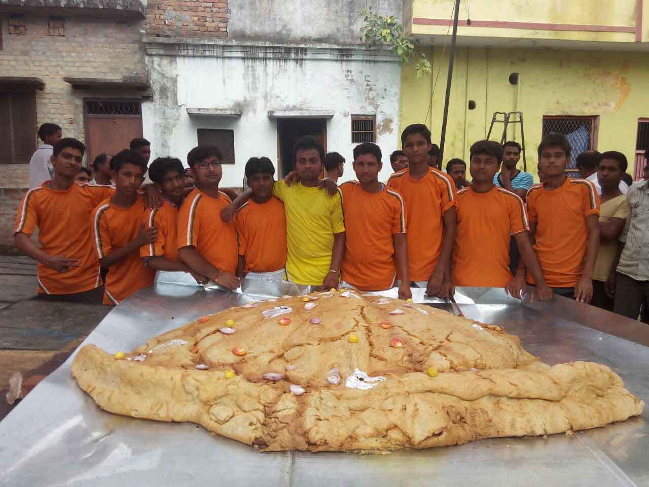 bigger samosa made in uttar pradesh's district mahrajganj