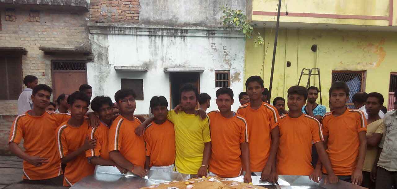 bigger samosa made in uttar pradesh's district mahrajganj