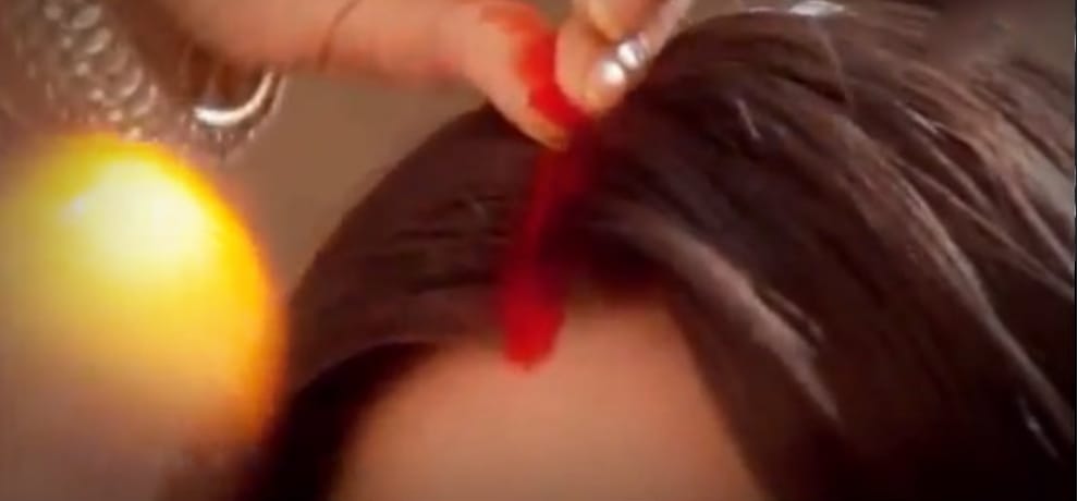 Know amazing reasons of putting vermilion mark or sindoor on forehead for married women