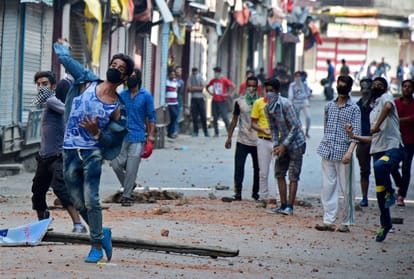 stone pelting on journalist in kashmir valley 