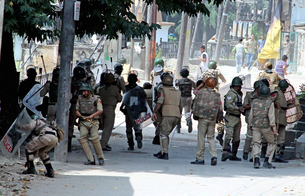 protester burn police chowk in pulwama