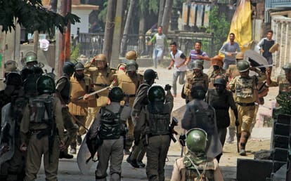 protester burn police chowk in pulwama