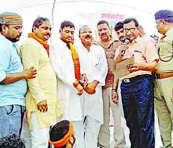 BJP workers cordon the Rehra police station