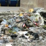 मुगलसराय रेलवे स्टेशन के प्लेटफार्म नंबर दो पर लगा कूड़े का ढेर।