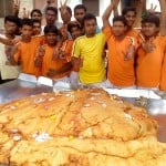 12 सदस्यीय युवाओें की टीम ने दुनिया का सबसे बड़ा 3.78 क्विंटल का समोसा बनाने का दावा किया। 