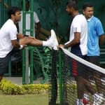 चंडीगढ़ क्लब में साथी खिलाड़ियों के साथ अभ्यास के दौरान भारतीय टेनिस स्टार लिएंडर पेस। 