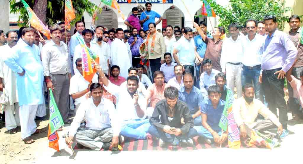 bjp compgion agaionst sp