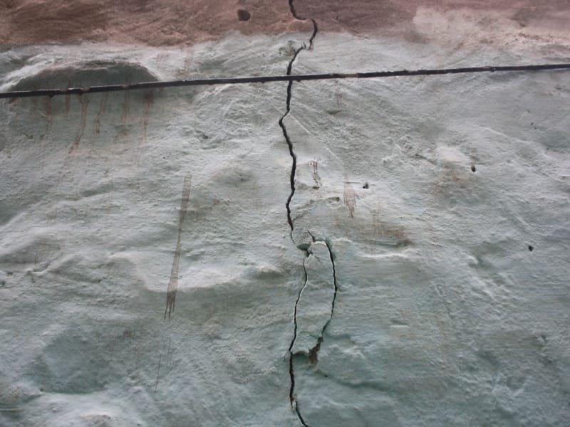 caracks in wall of houses