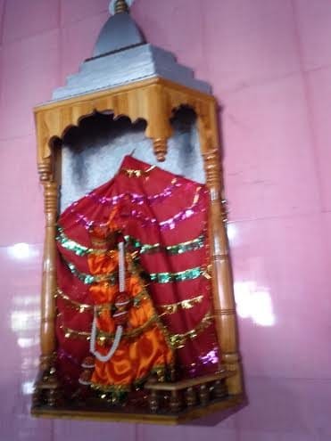 Stealing the crown from Bhawani temple in Mjuliraj Bgdha
