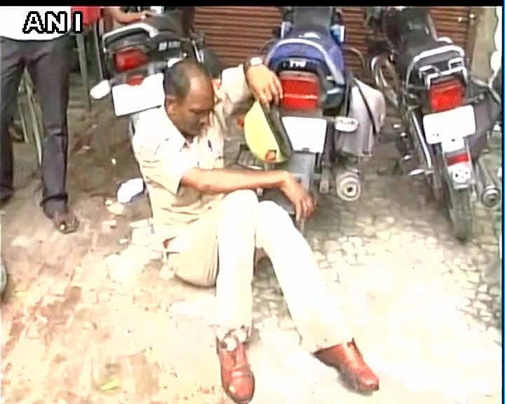 drunken up policeman creates a scene in kanpur