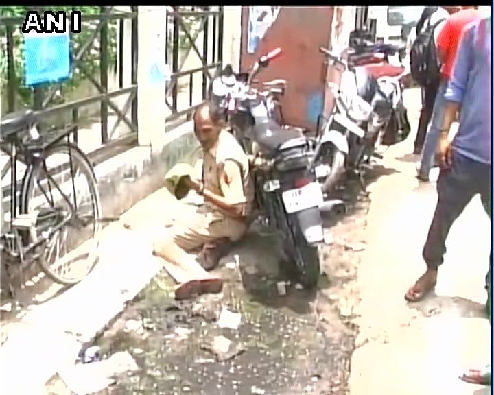 drunken up policeman creates a scene in kanpur