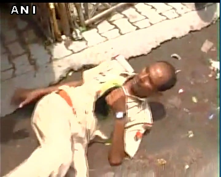 drunken up policeman creates a scene in kanpur