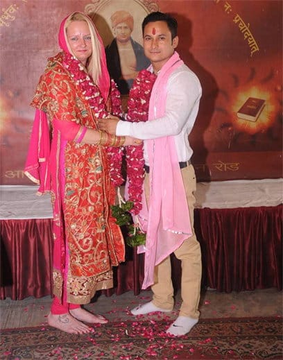 facebook love story of usa girl and low study indian boy, marriage in india
