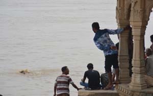 The water level decreased , but remains at risk of flooding