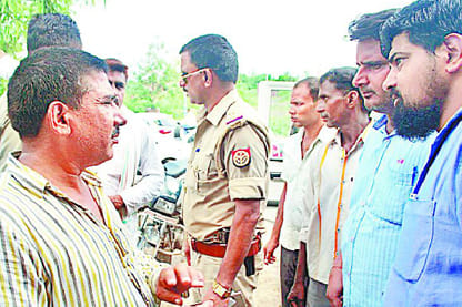 Sarraf masked miscreants looted