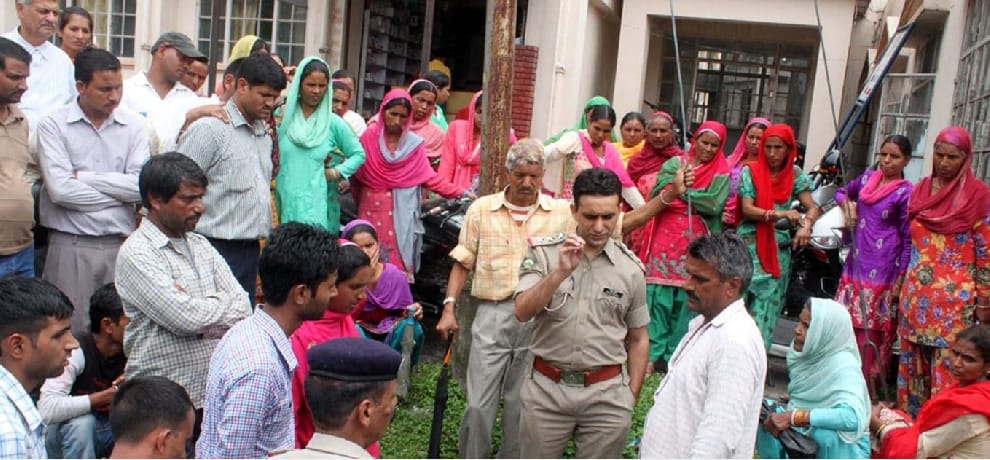 woman commit suicide at mandi, relatives protest in hospital.