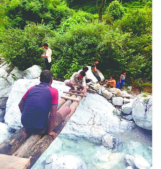 The villagers began to build the bridge shramdan