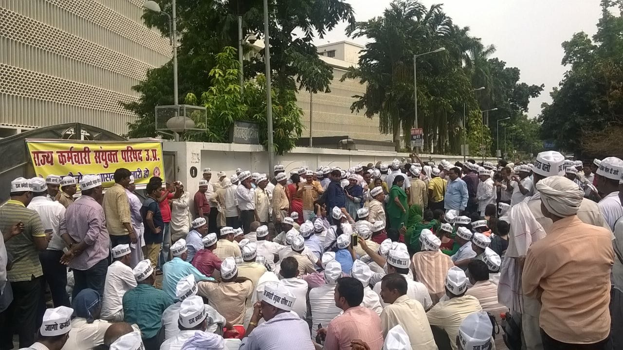 rajya karmchari sanyukt parishad protest in lucknow