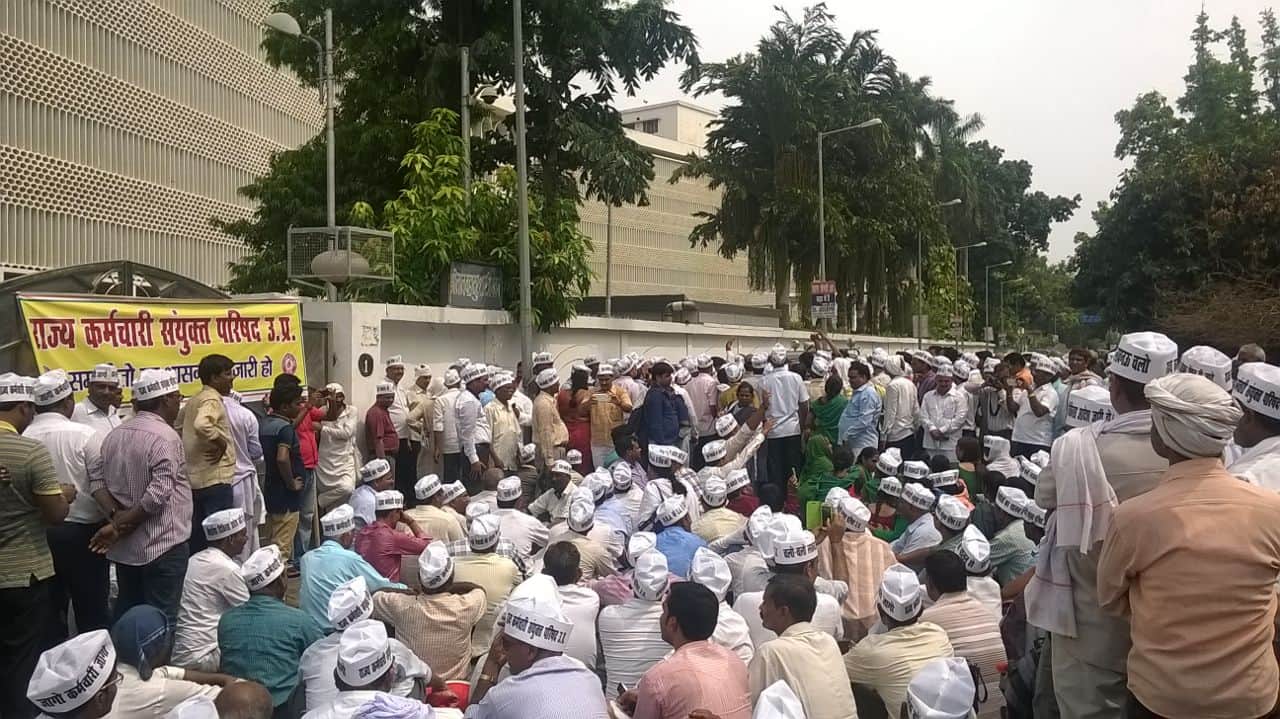 rajya karmchari sanyukt parishad protest in lucknow