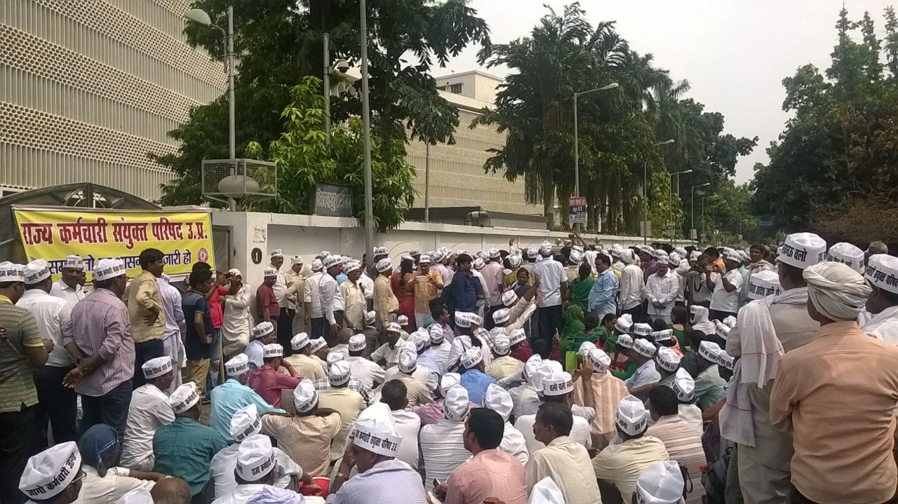 rajya karmchari sanyukt parishad protest in lucknow