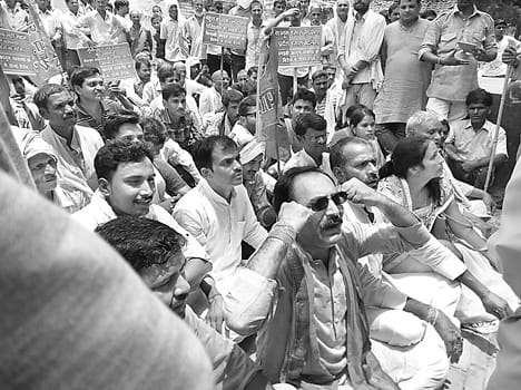 BJP members rushed to the police station for CO tackled altercation
